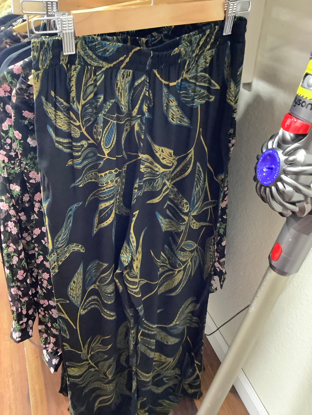 Oliv Black Leaf Pant