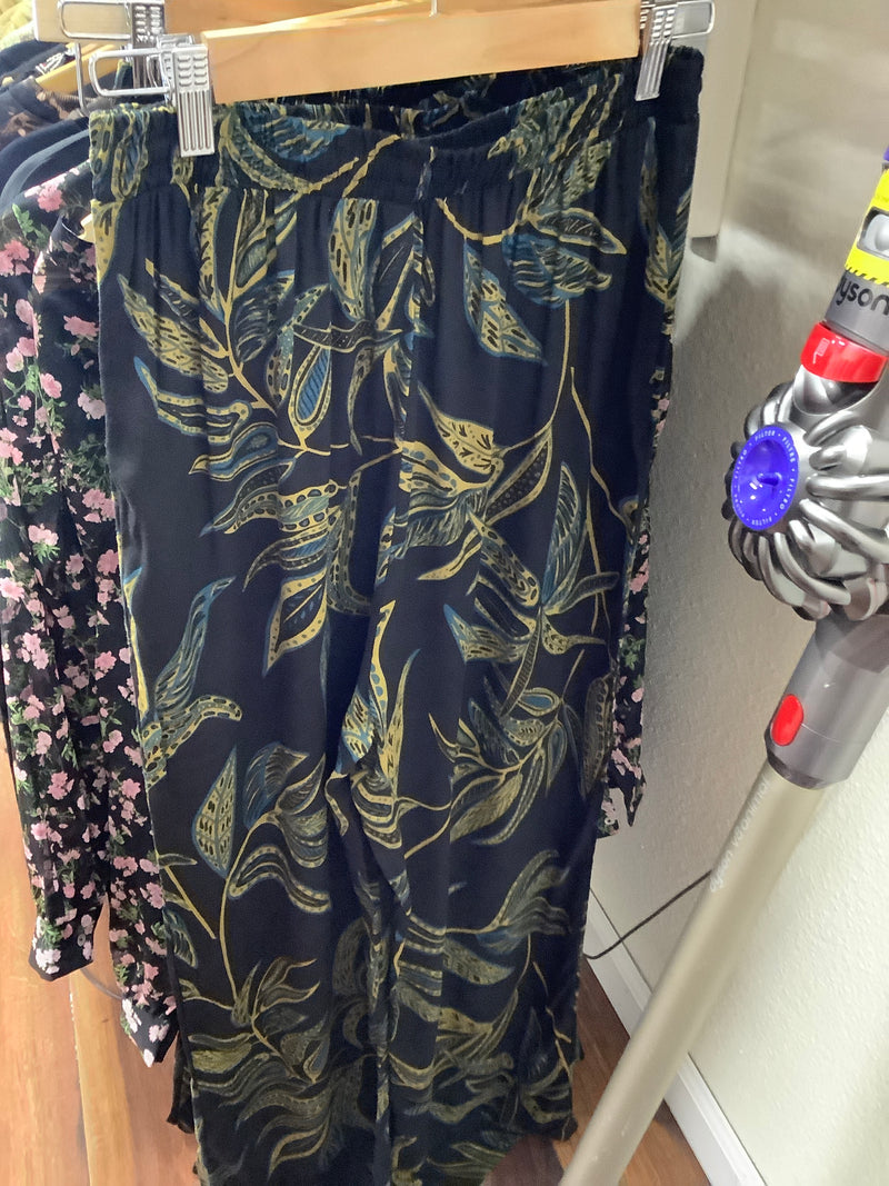 Oliv Black Leaf Pant