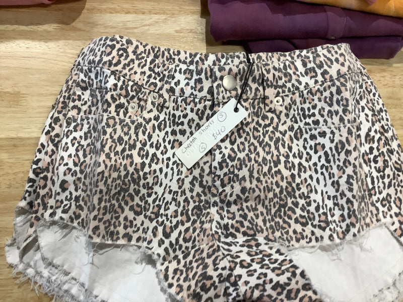 Oliv cheetah shorts